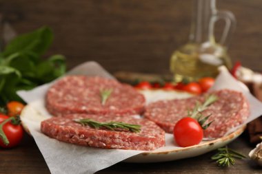 Biberiye ve domatesli pişmemiş köfte, yakın plan.