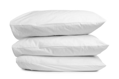 Yatak çarşafları. Temiz yastık kılıflarındaki yastıklar beyaza izole edilmiş.