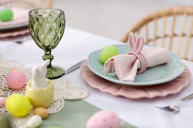 Paskalya kutlaması. Kapalı mekanda boyanmış yumurtalarla şenlik masası, yakın plan.