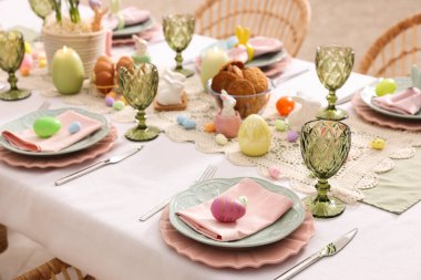 Paskalya kutlaması. Çiçek desenli ve kapalı mekanda yumurta boyalı şenlik masası.