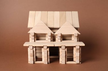 Kahverengi arka planda tahta bloklardan yapılmış ev