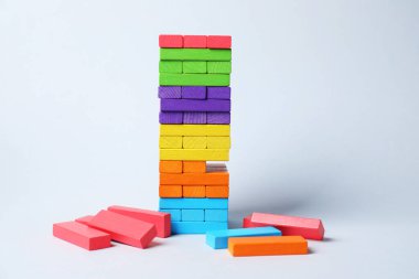 Açık arkaplanda renkli bloklar kulesi