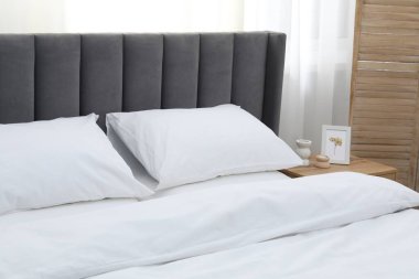 Temiz çarşafları olan rahat bir yatak, yakın çekim.