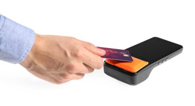 Kredi kartı olan bir adam beyaz arka planda ödeme terminalini kullanıyor.