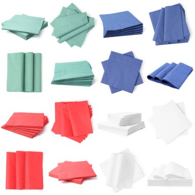 Farklı renklerde kağıt peçeteler beyaz üzerine izole edilmiş, set