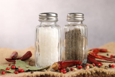 Baharatlı tuzluk ve biberlikler, yakın plan.