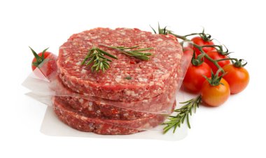 Biberiyeli pişirilmemiş köfteler ve beyaz domatesler.