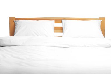 Rahat yatak, temiz çarşaflar beyaza izole edilmiş.