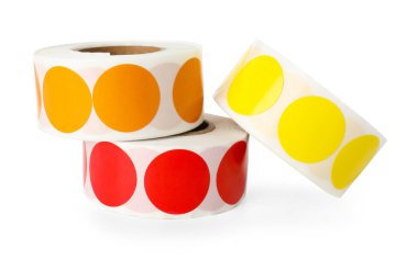 Beyaz üzerinde izole edilmiş yapışkan etiketlerin ruloları