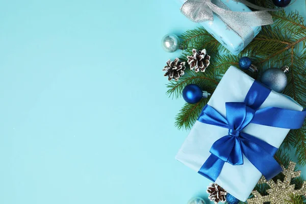 Noel kompozisyonu hediyeler ve açık mavi arka planda dekor düz yatıyordu. Metin için boşluk
