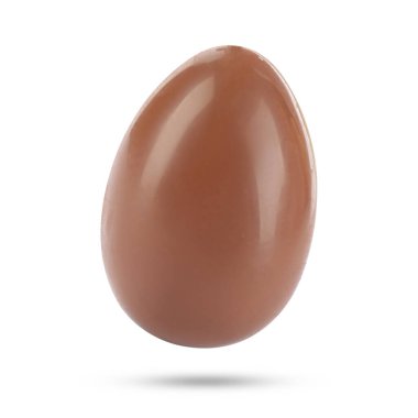 Beyaz arka planda tatlı çikolata yumurtası