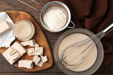 Farklı maya türleri, un ve karışım ahşap masa üzerinde, düz yatıyordu