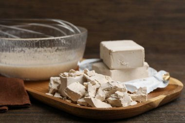 Tahta masadaki suda mayayı düzeltiyorum. Yakın plan.