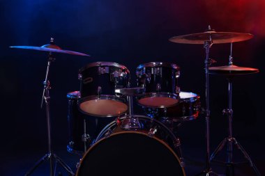 Koyu arkaplana karşı renk ışıklarıyla davul takımı