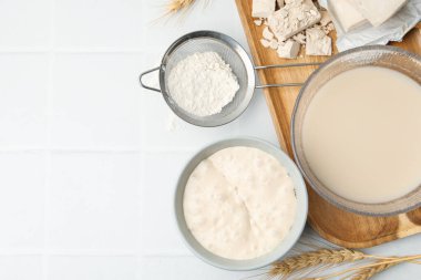 Maya hamuru ve malzemeler beyaz fayanslı masada, düz yerde. Metin için boşluk