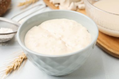 Beyaz masada hamur mayası, yakın plan.