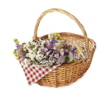 Beyaz üzerine izole edilmiş peçete ve çiçek buketi ile hasır sepet.