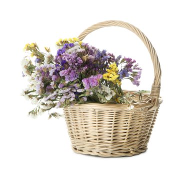 Beyaz bir demet çiçekli hasır sepet.