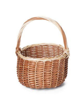 Boş bir hasır sepet beyaza izole edilmiş.