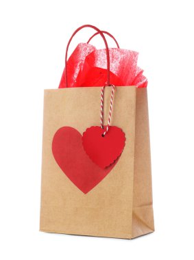 Beyaza izole edilmiş kalp izi olan hediye çantası. Sevgililer Günü