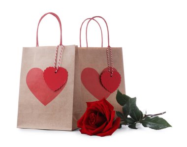 Yürekli hediye paketleri ve beyaza izole edilmiş gül. Sevgililer Günü