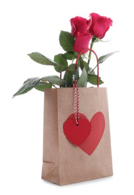 İçinde kalp ve güller olan kağıt torba beyaza izole edilmiş. Sevgililer Günü