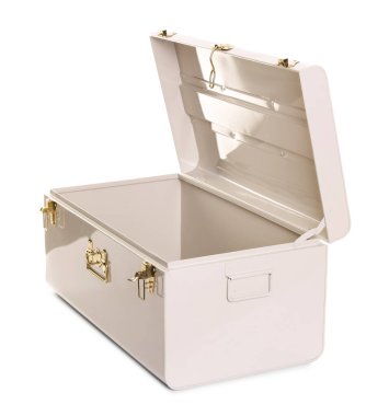 Boş bir bavul beyaza izole edilmiş.