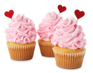 Sevgililer Günün kutlu olsun. Beyaz arka planda kırmızı kalp kaplamalı lezzetli kekler.