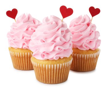 Sevgililer Günün kutlu olsun. Beyaz arka planda kırmızı kalp kaplamalı lezzetli kekler.