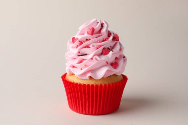 Sevgililer Günün kutlu olsun. Açık gri arka planda serpiştirilmiş lezzetli kek, yakın plan.