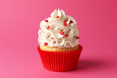 Sevgililer Günün kutlu olsun. Pembe arka planda kırmızı kalpleri olan lezzetli kek, yakın plan.