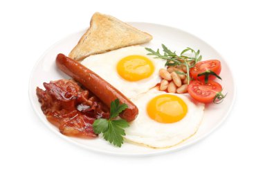 Geleneksel İngiliz kahvaltısı. Lezzetli güneşli tarafı domuz pastırması, sosis, kırmızı fasulye, domates ve kızarmış ekmek ile birlikte beyaz üzerine izole edilmiş yumurta.