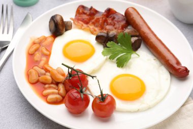 Geleneksel İngiliz kahvaltısı açık gri masada servis edilir, yakın plan.