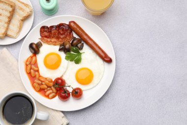Geleneksel İngiliz kahvaltısı açık gri masada servis edilir. Metin için boşluk