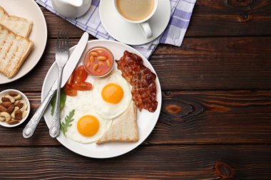 Geleneksel İngiliz kahvaltısı ahşap masada servis edilir. Metin için boşluk