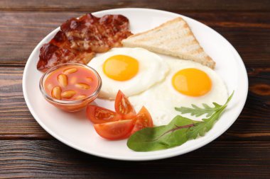 Geleneksel İngiliz kahvaltısı ahşap masada, yakın plan.
