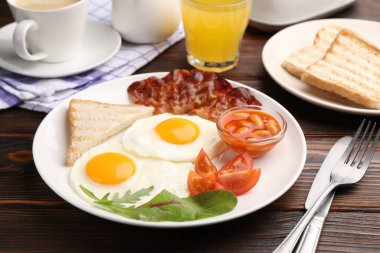 Geleneksel İngiliz kahvaltısı ahşap masada servis edilir, yakın plan.