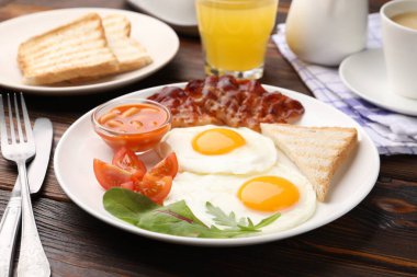 Geleneksel İngiliz kahvaltısı ahşap masada servis edilir, yakın plan.