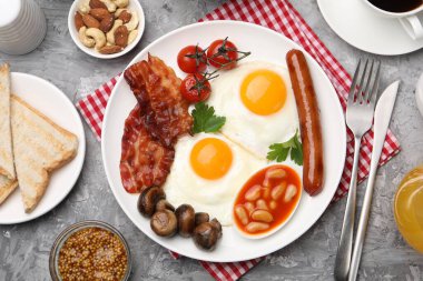 Geleneksel İngiliz kahvaltısı desenli gri masada servis edilir.
