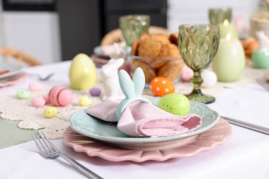 Paskalya kutlaması. Boyalı yumurtalarla şenlik masası, yakın plan.