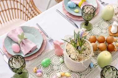 Paskalya kutlaması. Çiçek desenli ve kapalı mekanda yumurta boyanmış, manzaranın üstünde.