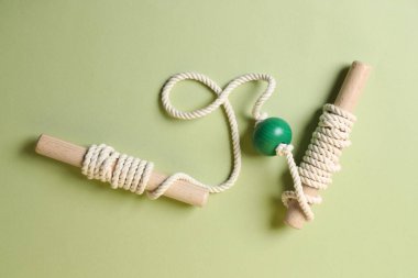 Açık yeşil arka planda çocukların motor becerilerini geliştirme oyuncağı, üst görünüm