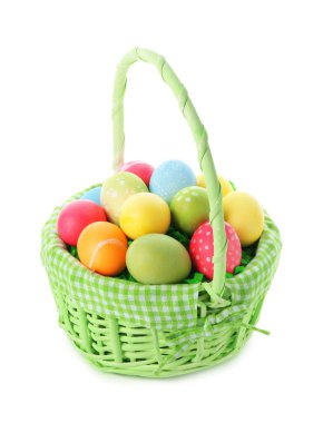 Paskalya sepeti beyaza boyanmış yumurtalar.