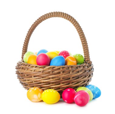 Paskalya sepeti beyaza boyanmış yumurtalar.