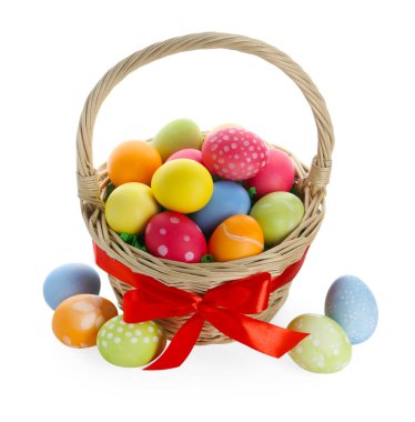 Paskalya sepeti beyaza boyanmış yumurtalar.