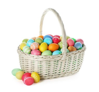 Hasır sepetteki boyanmış Paskalya yumurtaları beyaza izole edilmiş.