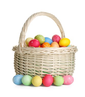 Hasır sepetteki boyanmış Paskalya yumurtaları beyaza izole edilmiş.
