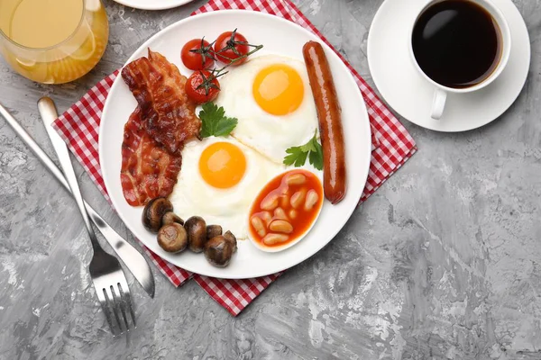 Geleneksel İngiliz kahvaltısı desenli gri masada servis edilir.