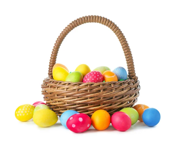 Paskalya sepeti beyaza boyanmış yumurtalar.