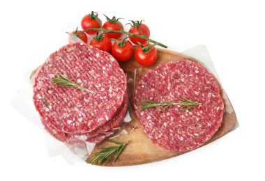 Biberiyeli pişirilmemiş köfteler ve beyaza izole edilmiş domatesler.